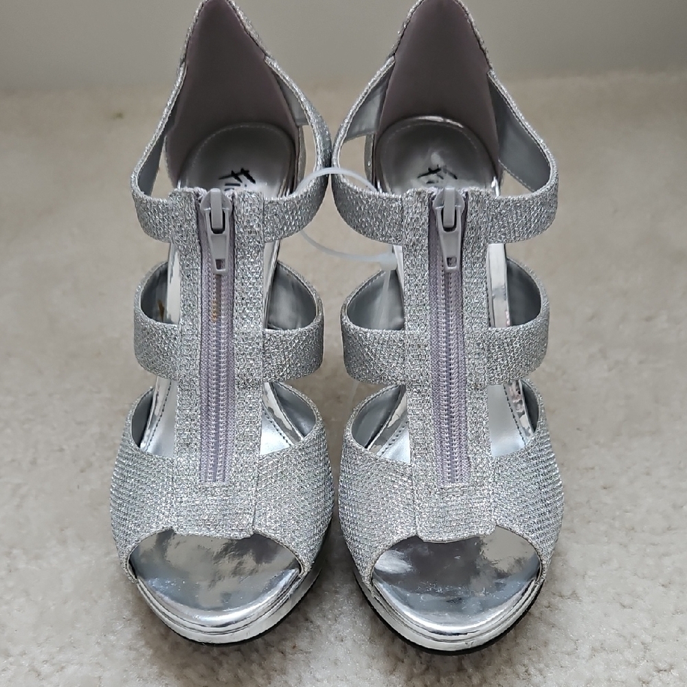 NWOT Fioni Elegant Silver Women's Heels